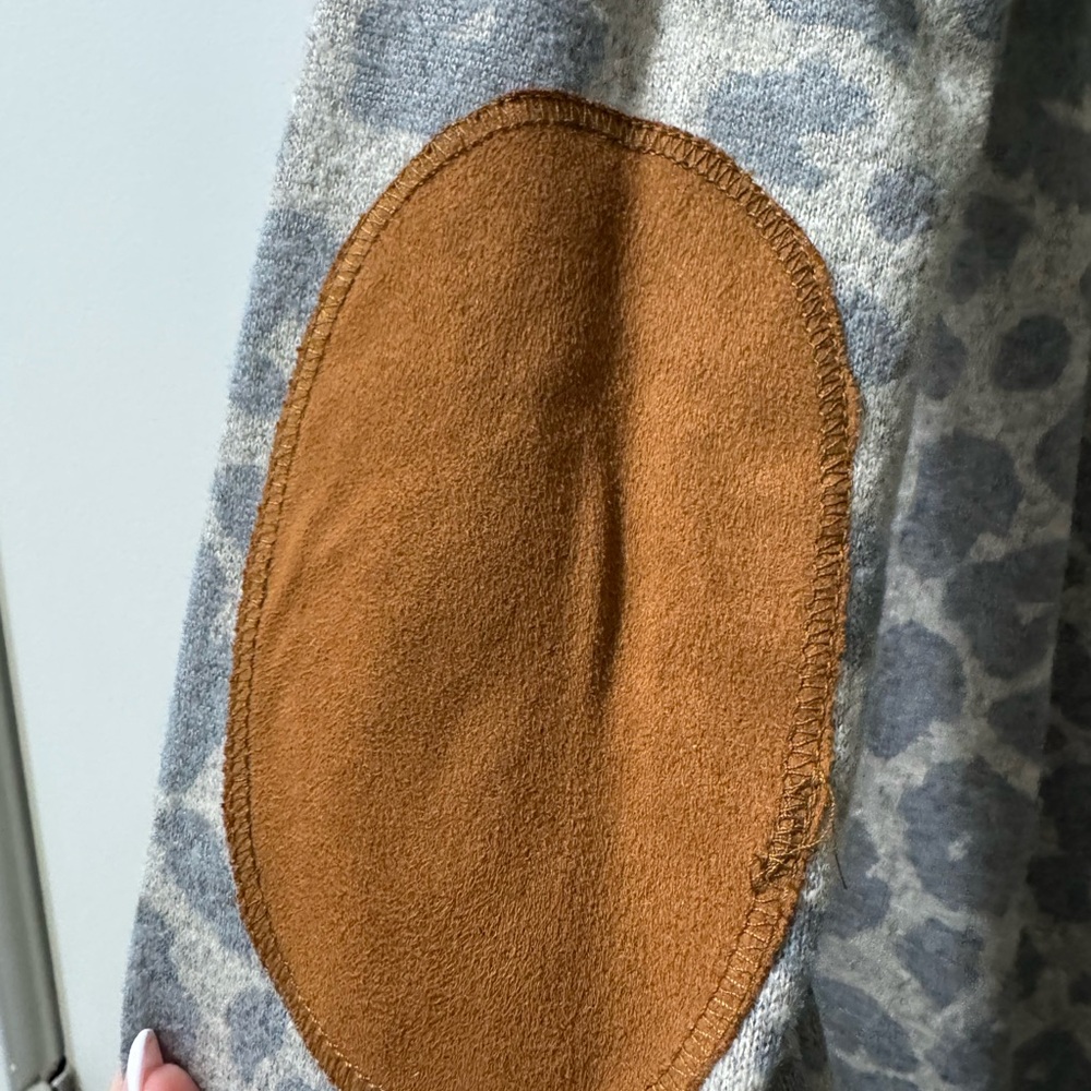 Gray Leopard Print Long Sleeve Top - Picture 2 of 4